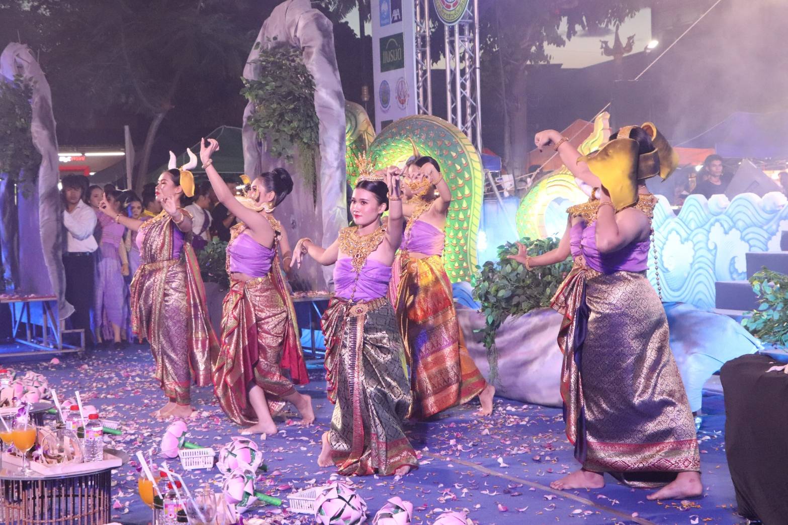 นครพนม   เปิดงาน “มหกรรมไหลเรือไฟนครพนม ปี 2567” สุดอลังการ