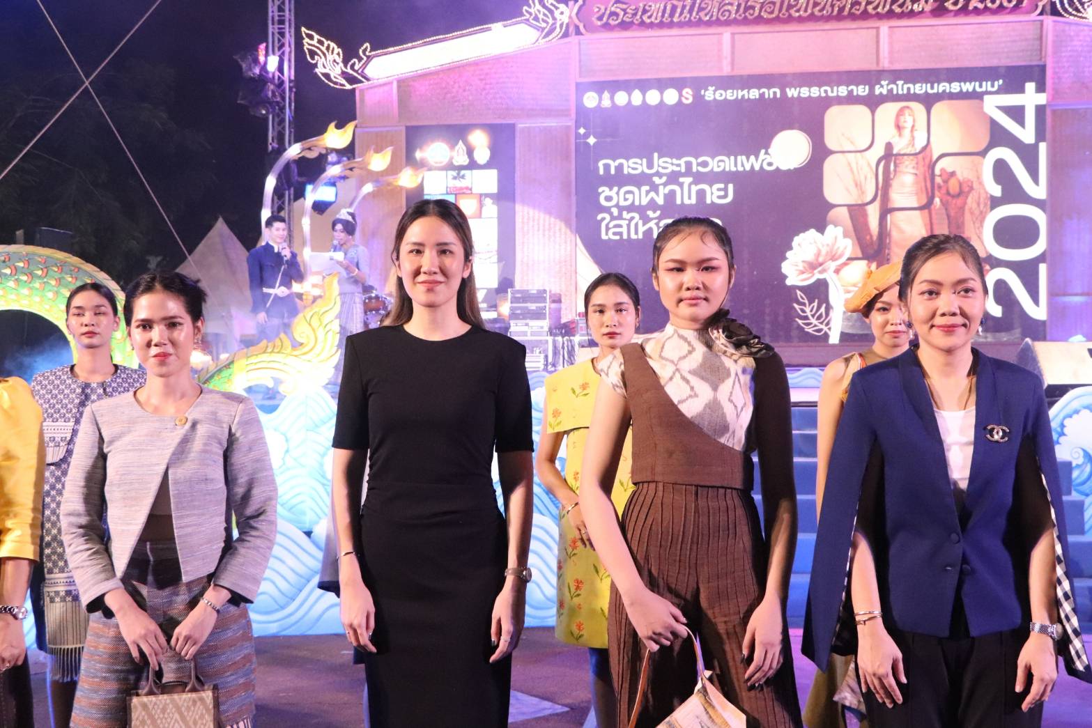 นครพนม   ยกระดับภูมิปัญญาผ้าไทยจัดประกวดแฟชั่นโชว์ผ้าไทยใส่ให้สนุก “ร้อยหลาก พรรณราย ผ้าไทยนครพนม”