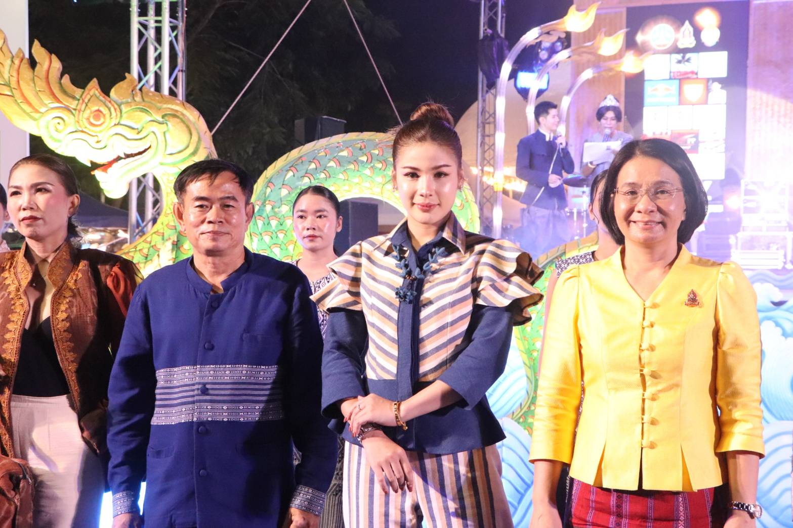นครพนม   ยกระดับภูมิปัญญาผ้าไทยจัดประกวดแฟชั่นโชว์ผ้าไทยใส่ให้สนุก “ร้อยหลาก พรรณราย ผ้าไทยนครพนม”