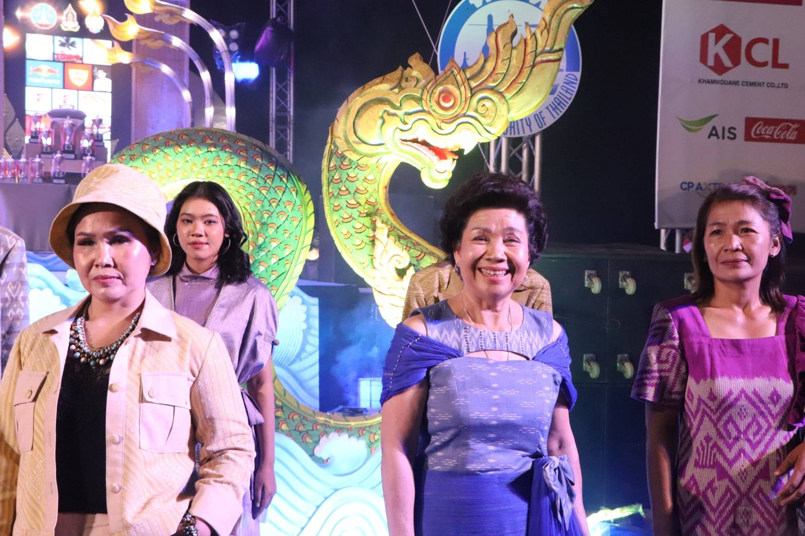 นครพนม   ยกระดับภูมิปัญญาผ้าไทยจัดประกวดแฟชั่นโชว์ผ้าไทยใส่ให้สนุก “ร้อยหลาก พรรณราย ผ้าไทยนครพนม”