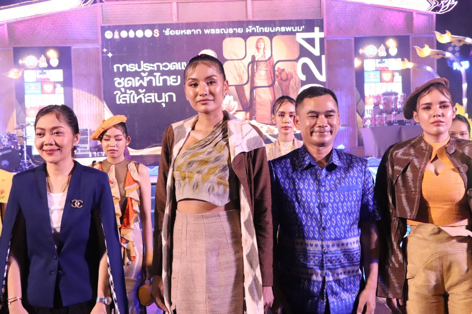 นครพนม   ยกระดับภูมิปัญญาผ้าไทยจัดประกวดแฟชั่นโชว์ผ้าไทยใส่ให้สนุก “ร้อยหลาก พรรณราย ผ้าไทยนครพนม”