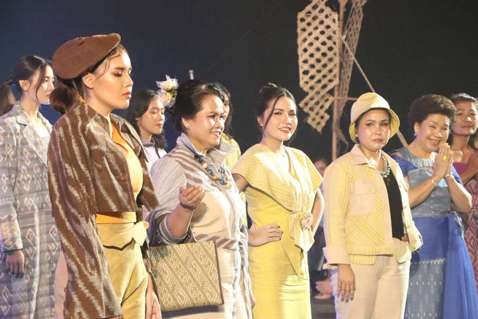 นครพนม   ยกระดับภูมิปัญญาผ้าไทยจัดประกวดแฟชั่นโชว์ผ้าไทยใส่ให้สนุก “ร้อยหลาก พรรณราย ผ้าไทยนครพนม”