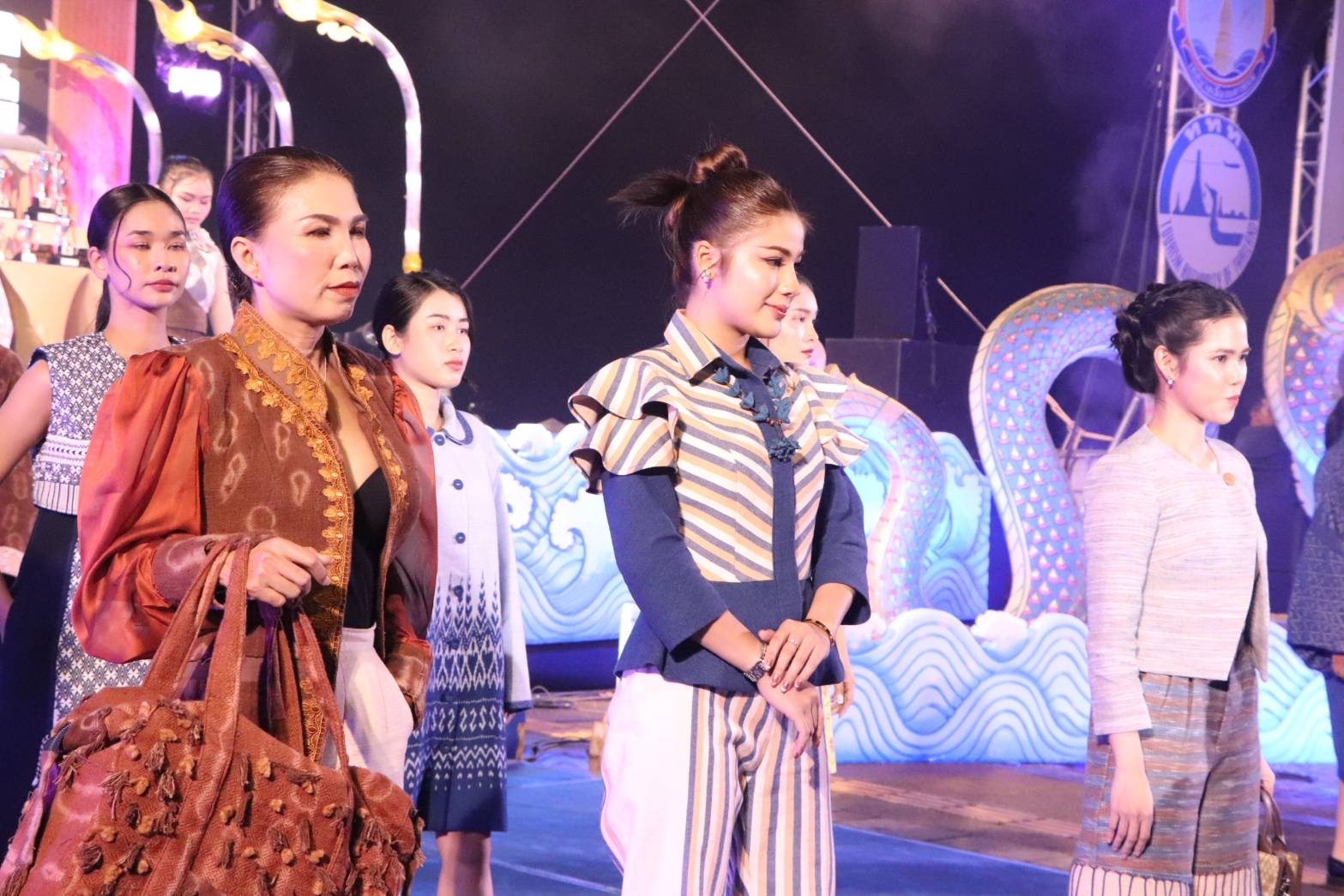 นครพนม   ยกระดับภูมิปัญญาผ้าไทยจัดประกวดแฟชั่นโชว์ผ้าไทยใส่ให้สนุก “ร้อยหลาก พรรณราย ผ้าไทยนครพนม”