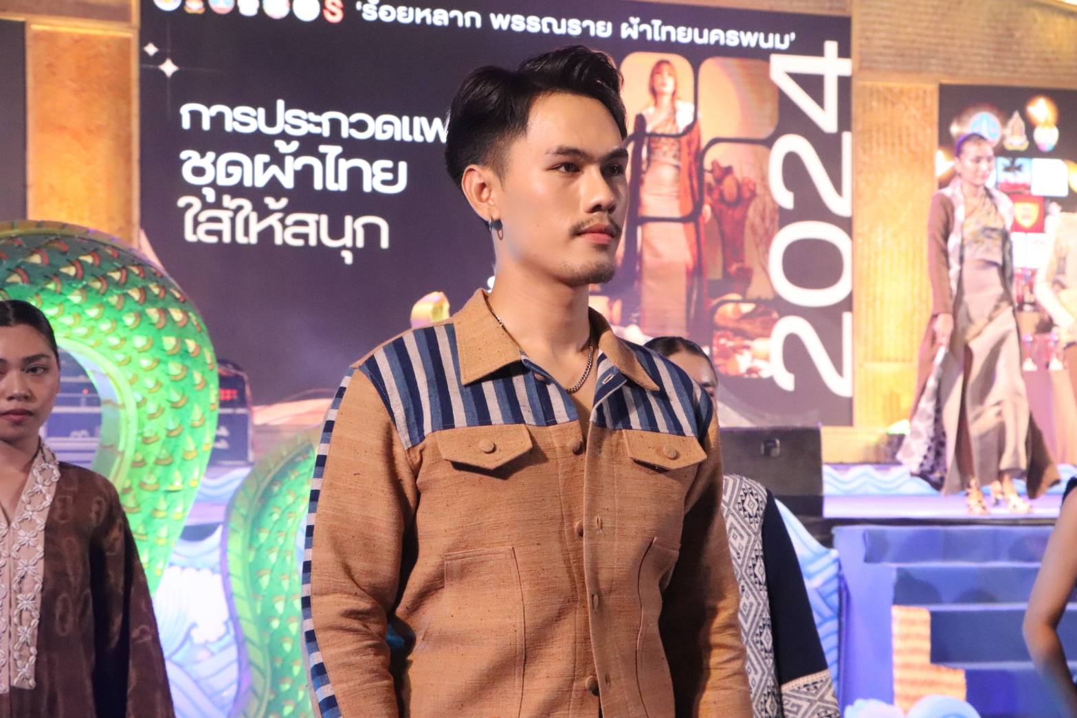 นครพนม   ยกระดับภูมิปัญญาผ้าไทยจัดประกวดแฟชั่นโชว์ผ้าไทยใส่ให้สนุก “ร้อยหลาก พรรณราย ผ้าไทยนครพนม”