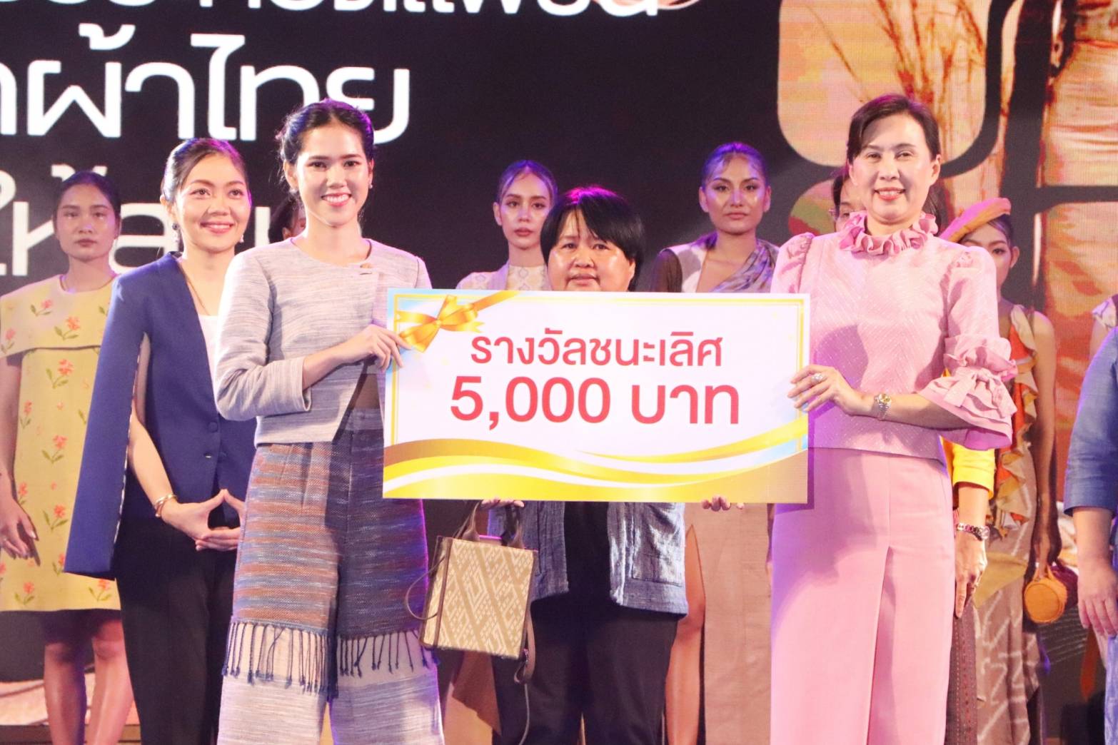 นครพนม   ยกระดับภูมิปัญญาผ้าไทยจัดประกวดแฟชั่นโชว์ผ้าไทยใส่ให้สนุก “ร้อยหลาก พรรณราย ผ้าไทยนครพนม”