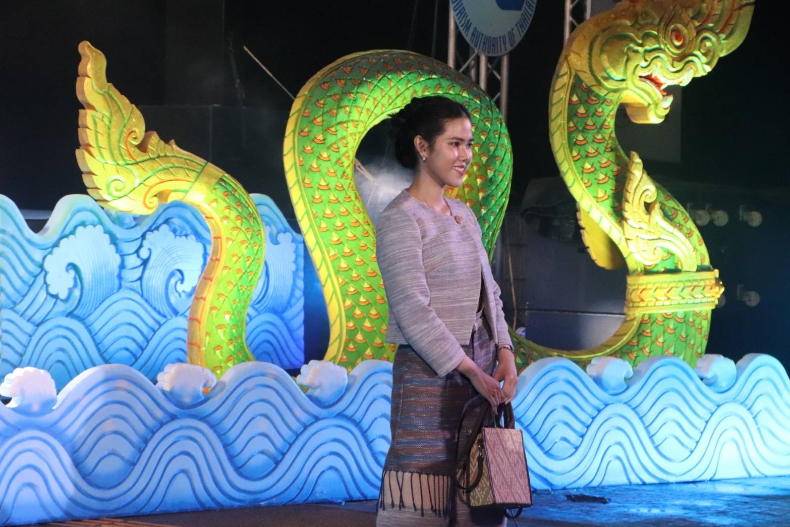 นครพนม   ยกระดับภูมิปัญญาผ้าไทยจัดประกวดแฟชั่นโชว์ผ้าไทยใส่ให้สนุก “ร้อยหลาก พรรณราย ผ้าไทยนครพนม”