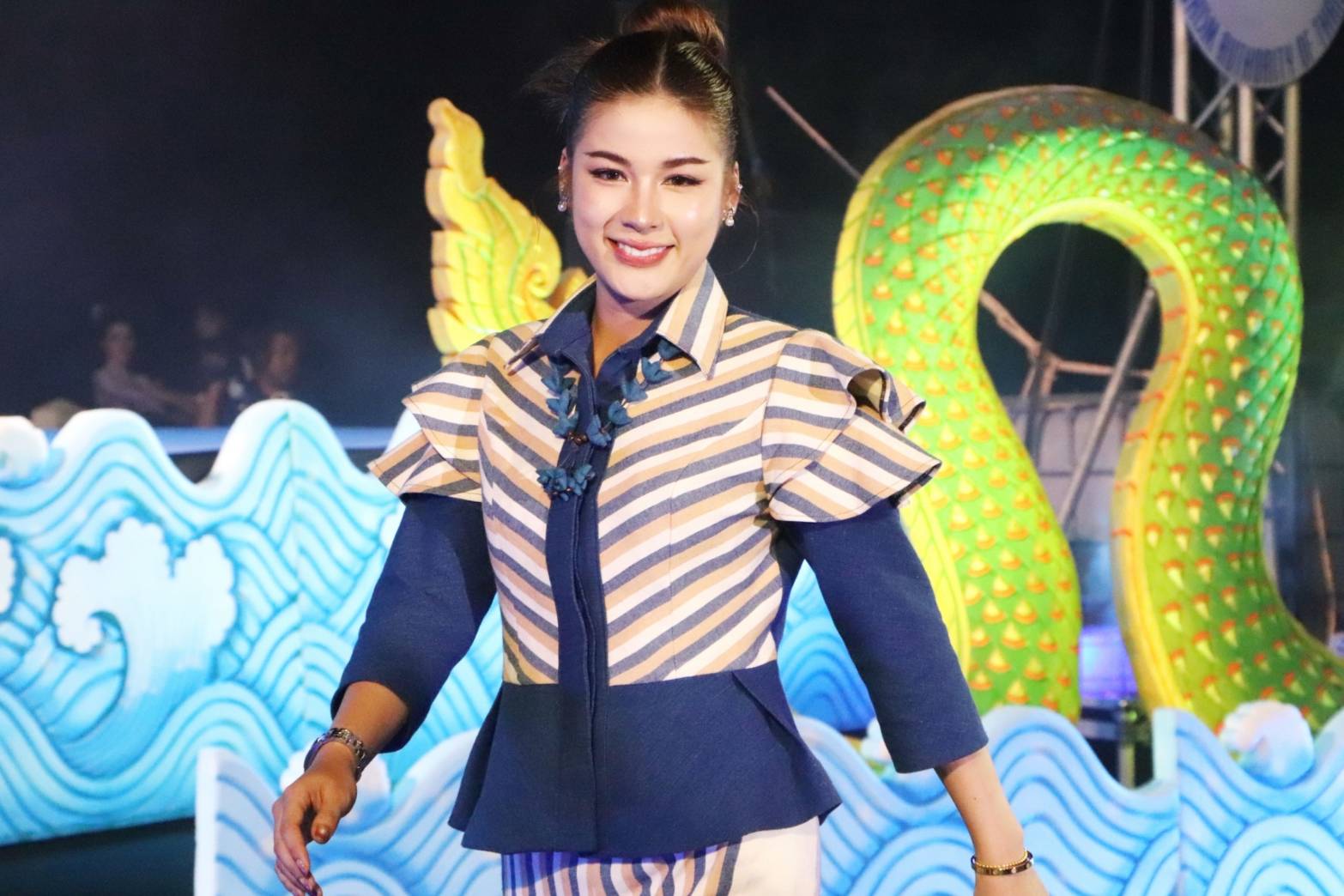 นครพนม   ยกระดับภูมิปัญญาผ้าไทยจัดประกวดแฟชั่นโชว์ผ้าไทยใส่ให้สนุก “ร้อยหลาก พรรณราย ผ้าไทยนครพนม”