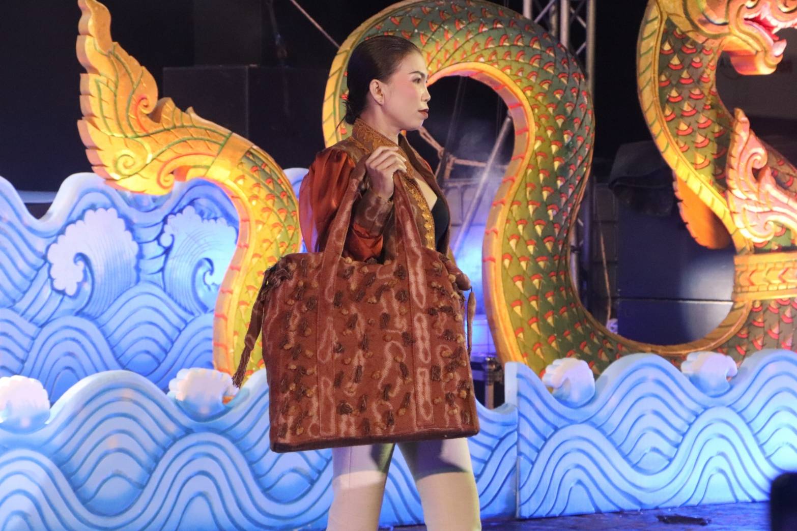 นครพนม   ยกระดับภูมิปัญญาผ้าไทยจัดประกวดแฟชั่นโชว์ผ้าไทยใส่ให้สนุก “ร้อยหลาก พรรณราย ผ้าไทยนครพนม”