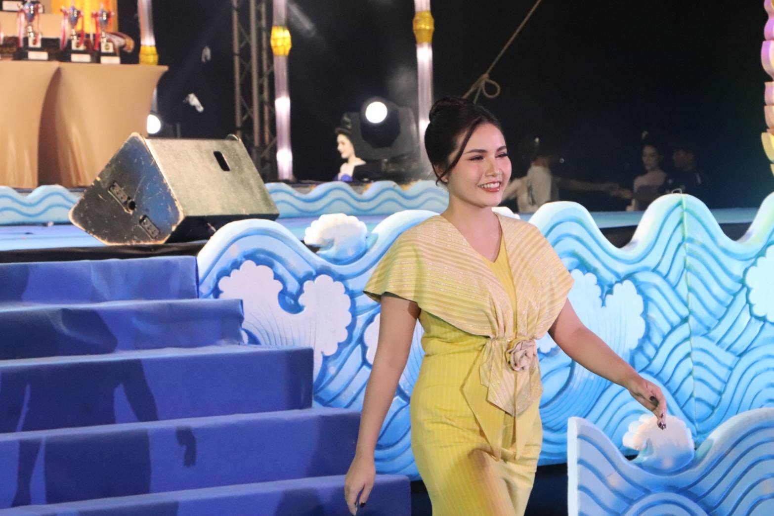 นครพนม   ยกระดับภูมิปัญญาผ้าไทยจัดประกวดแฟชั่นโชว์ผ้าไทยใส่ให้สนุก “ร้อยหลาก พรรณราย ผ้าไทยนครพนม”