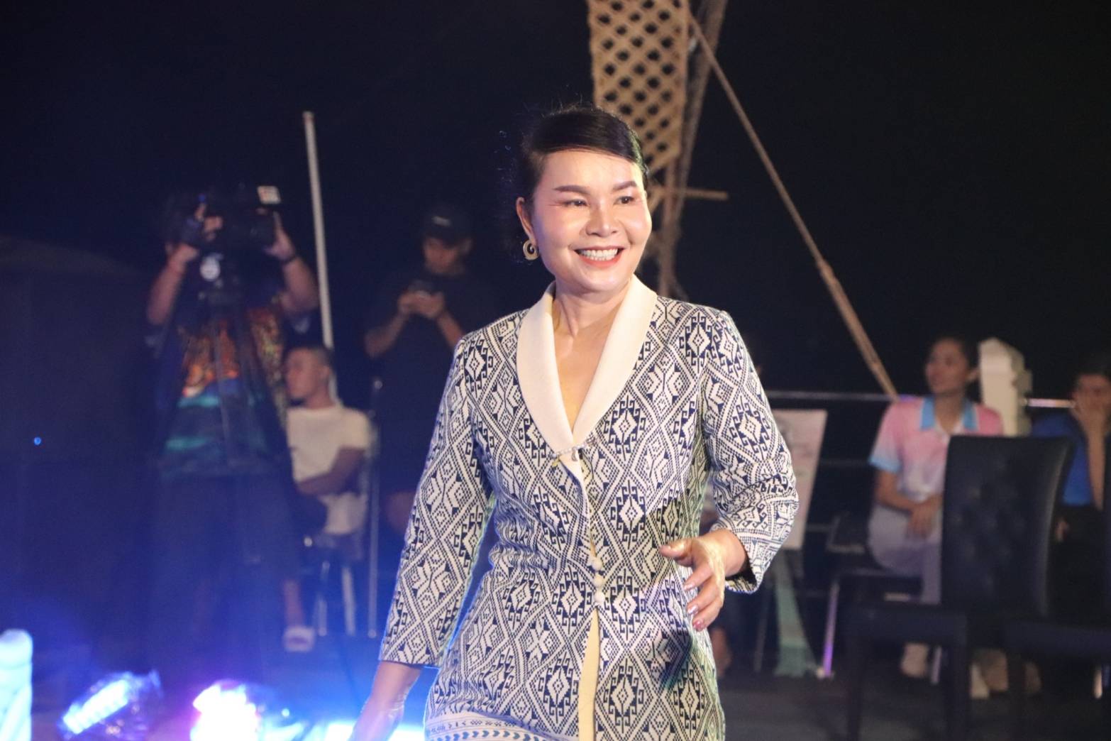 นครพนม   ยกระดับภูมิปัญญาผ้าไทยจัดประกวดแฟชั่นโชว์ผ้าไทยใส่ให้สนุก “ร้อยหลาก พรรณราย ผ้าไทยนครพนม”