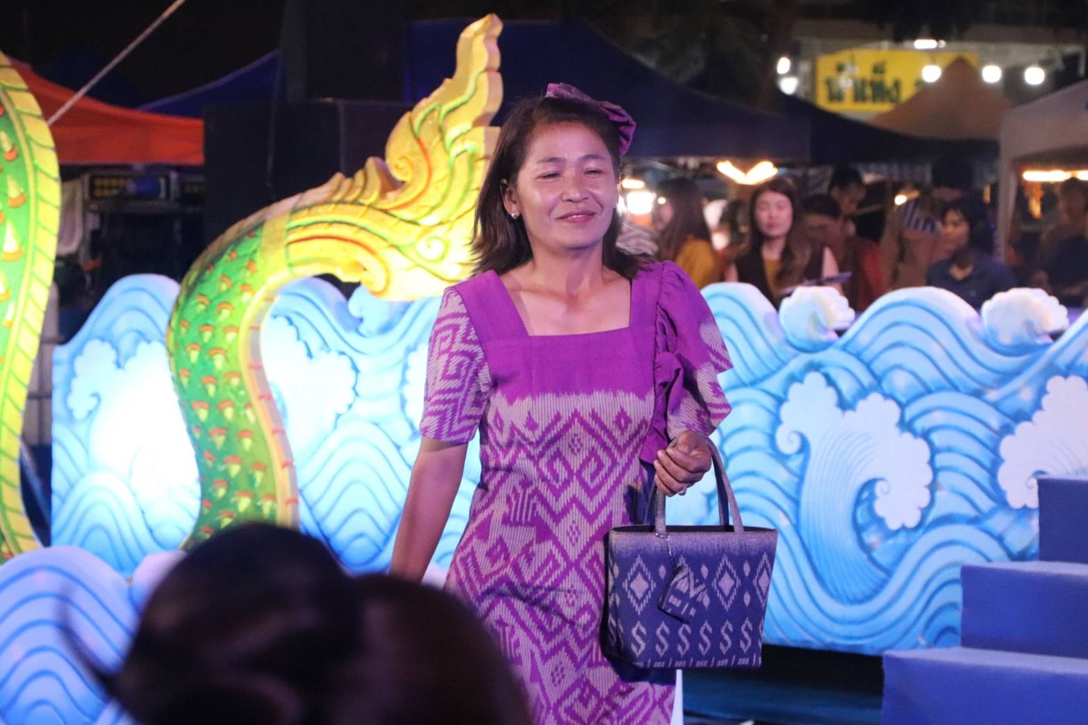 นครพนม   ยกระดับภูมิปัญญาผ้าไทยจัดประกวดแฟชั่นโชว์ผ้าไทยใส่ให้สนุก “ร้อยหลาก พรรณราย ผ้าไทยนครพนม”