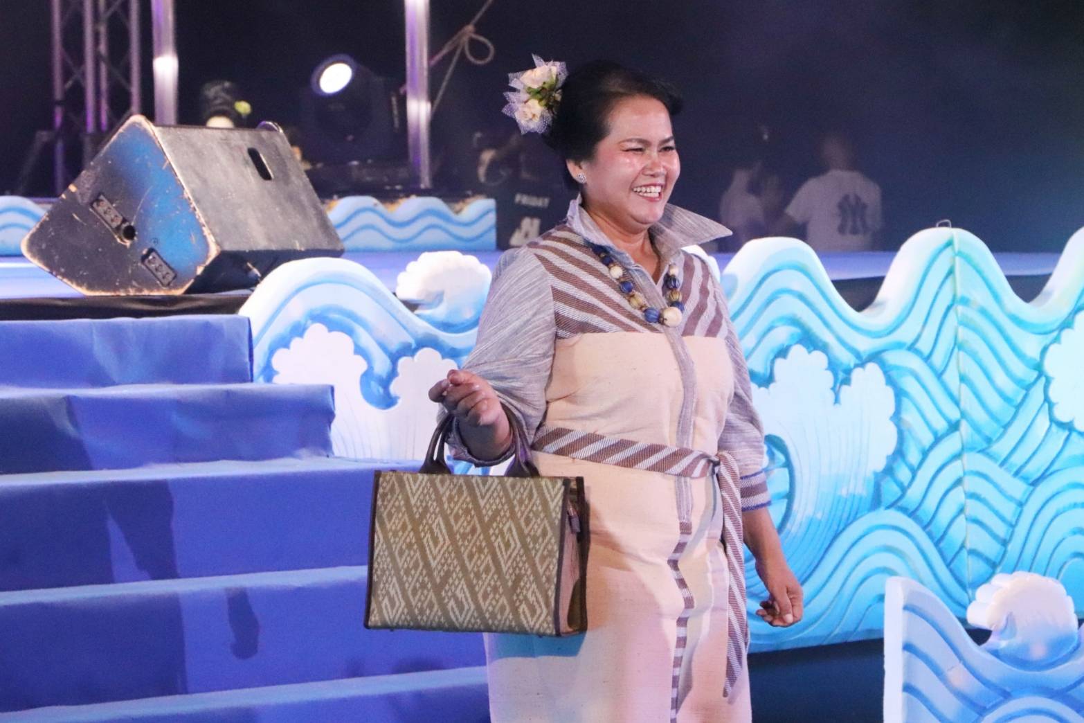 นครพนม   ยกระดับภูมิปัญญาผ้าไทยจัดประกวดแฟชั่นโชว์ผ้าไทยใส่ให้สนุก “ร้อยหลาก พรรณราย ผ้าไทยนครพนม”
