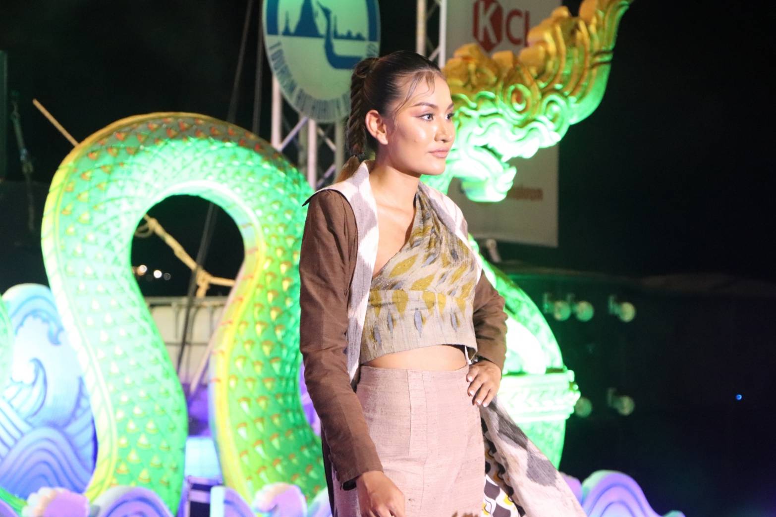 นครพนม   ยกระดับภูมิปัญญาผ้าไทยจัดประกวดแฟชั่นโชว์ผ้าไทยใส่ให้สนุก “ร้อยหลาก พรรณราย ผ้าไทยนครพนม”