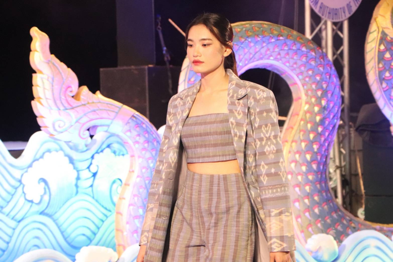 นครพนม   ยกระดับภูมิปัญญาผ้าไทยจัดประกวดแฟชั่นโชว์ผ้าไทยใส่ให้สนุก “ร้อยหลาก พรรณราย ผ้าไทยนครพนม”