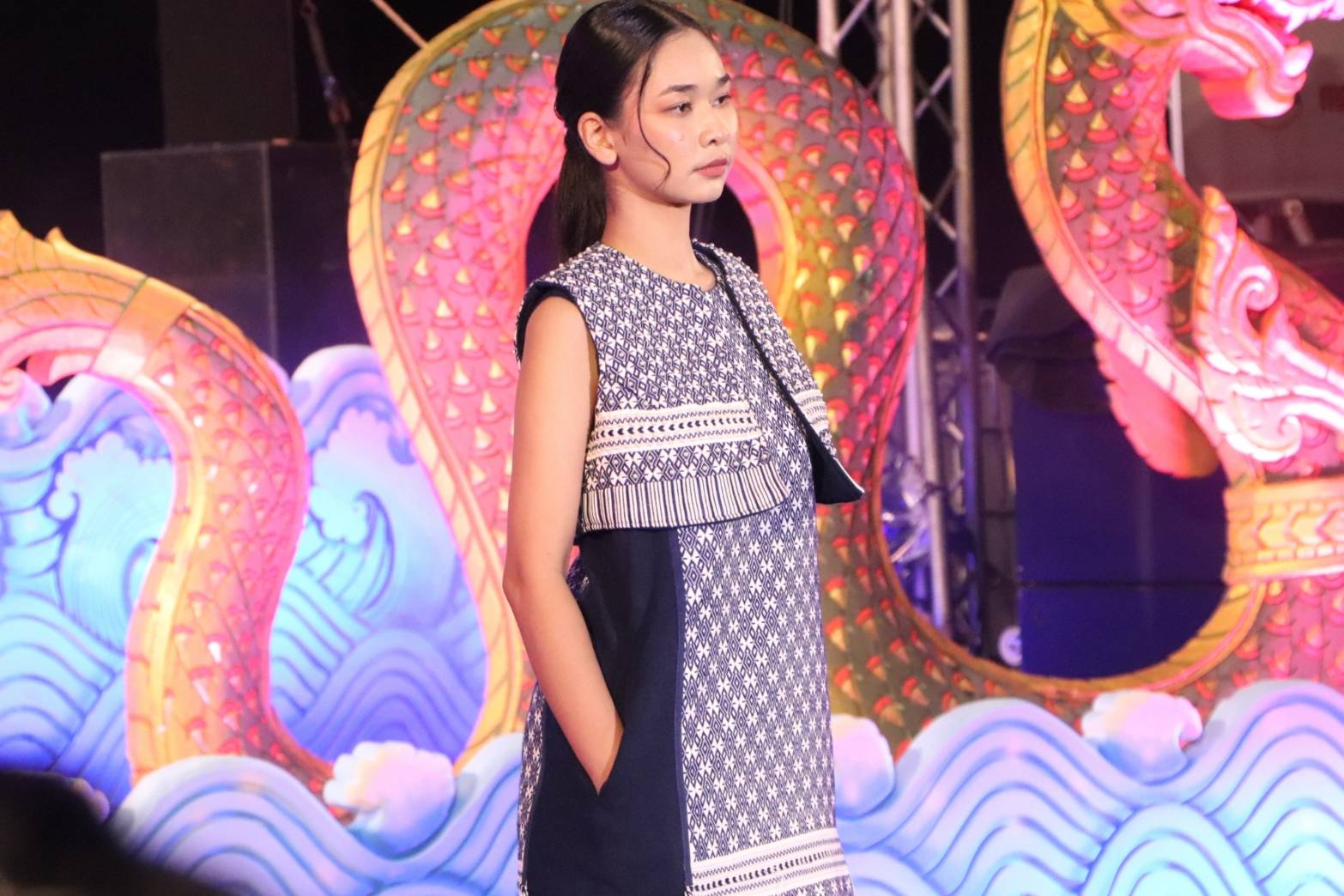นครพนม   ยกระดับภูมิปัญญาผ้าไทยจัดประกวดแฟชั่นโชว์ผ้าไทยใส่ให้สนุก “ร้อยหลาก พรรณราย ผ้าไทยนครพนม”