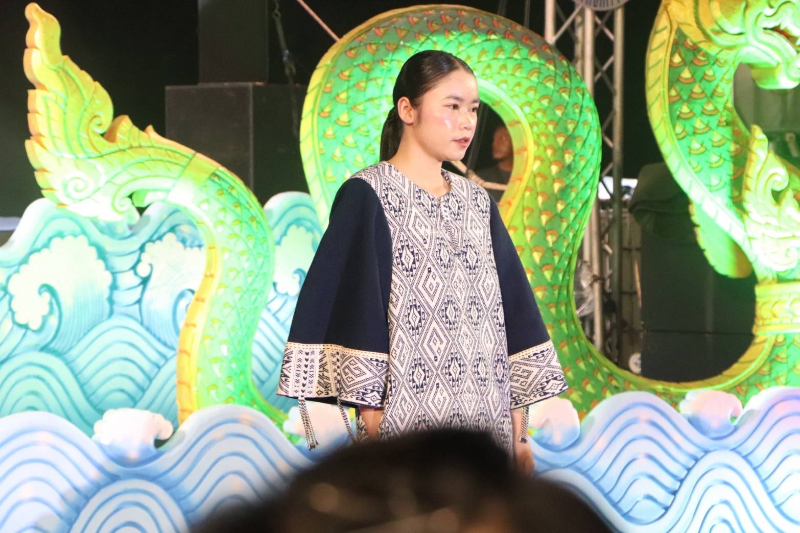 นครพนม   ยกระดับภูมิปัญญาผ้าไทยจัดประกวดแฟชั่นโชว์ผ้าไทยใส่ให้สนุก “ร้อยหลาก พรรณราย ผ้าไทยนครพนม”