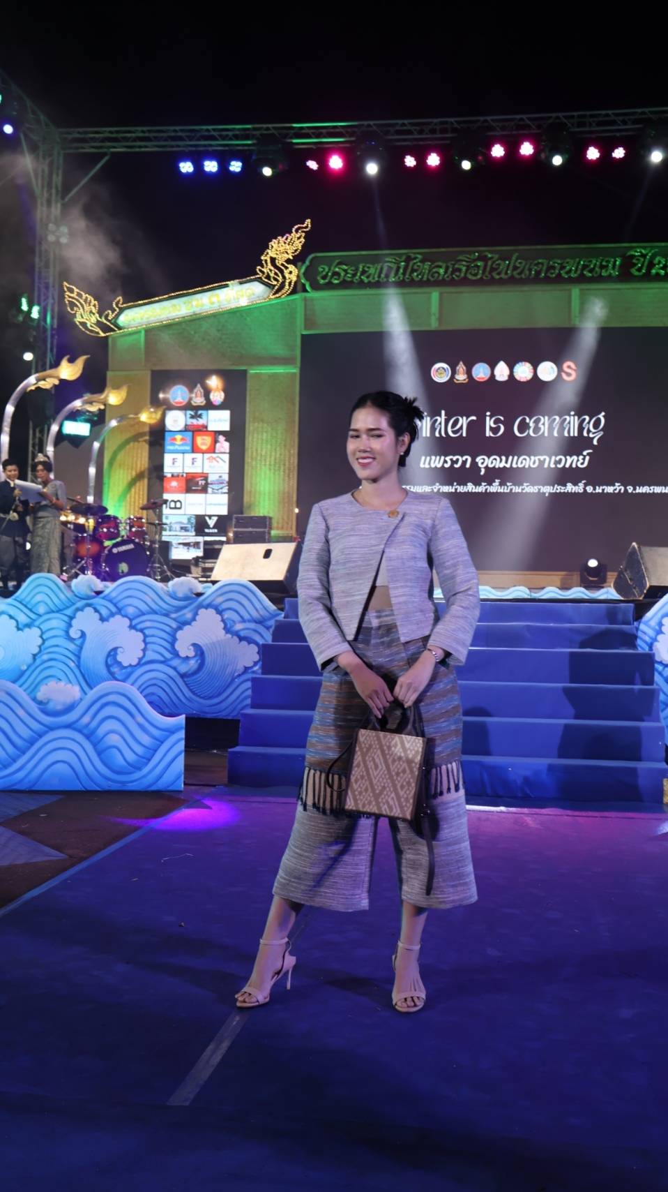 นครพนม   ยกระดับภูมิปัญญาผ้าไทยจัดประกวดแฟชั่นโชว์ผ้าไทยใส่ให้สนุก “ร้อยหลาก พรรณราย ผ้าไทยนครพนม”