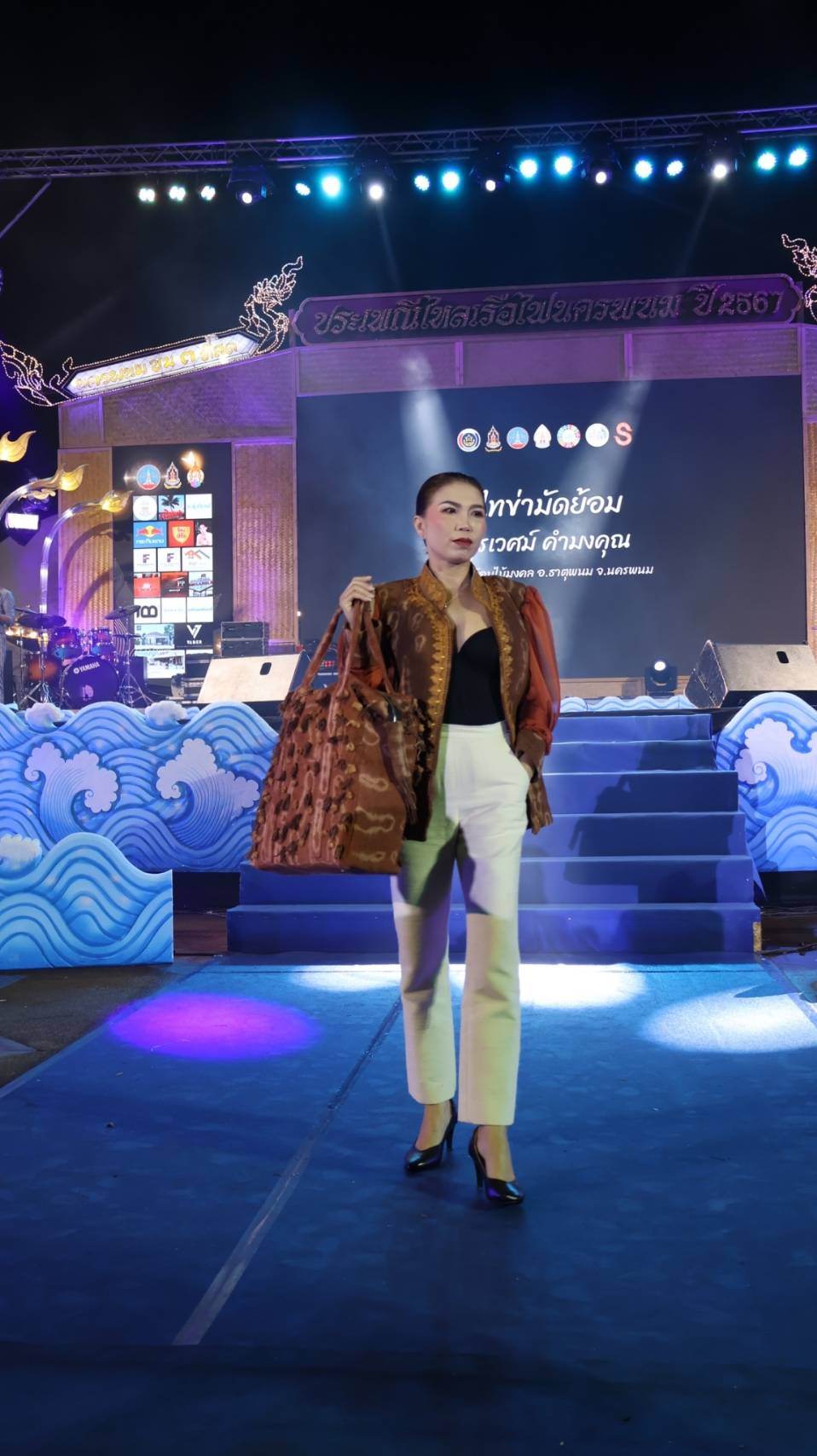 นครพนม   ยกระดับภูมิปัญญาผ้าไทยจัดประกวดแฟชั่นโชว์ผ้าไทยใส่ให้สนุก “ร้อยหลาก พรรณราย ผ้าไทยนครพนม”