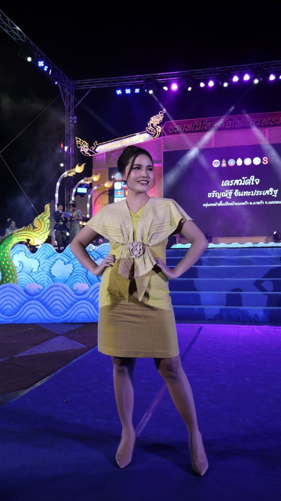 นครพนม   ยกระดับภูมิปัญญาผ้าไทยจัดประกวดแฟชั่นโชว์ผ้าไทยใส่ให้สนุก “ร้อยหลาก พรรณราย ผ้าไทยนครพนม”