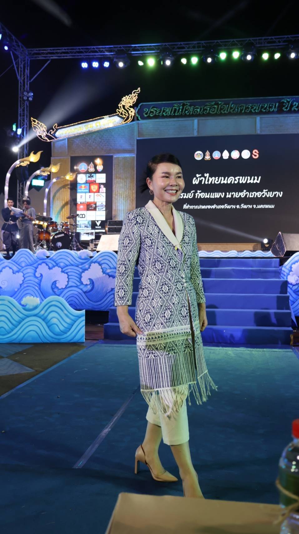 นครพนม   ยกระดับภูมิปัญญาผ้าไทยจัดประกวดแฟชั่นโชว์ผ้าไทยใส่ให้สนุก “ร้อยหลาก พรรณราย ผ้าไทยนครพนม”