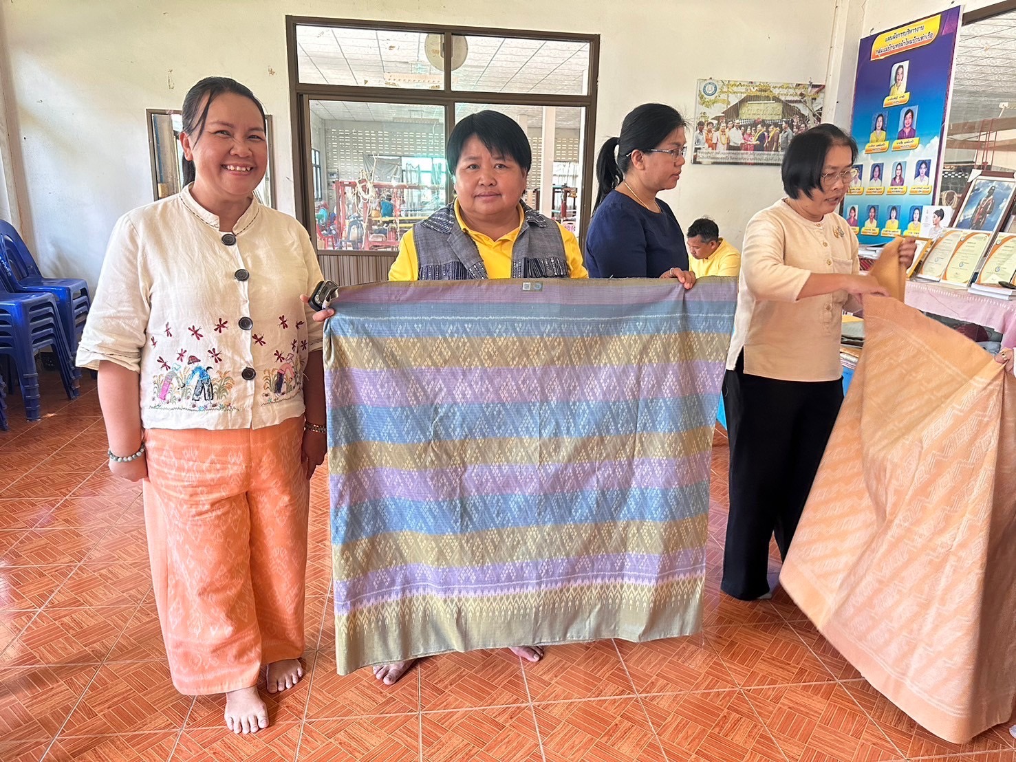 พช.นครพนม   ติดตามการดำเนินงานโครงการทอผ้าไหมเฉลิมพระเกียรติสมเด็จพระเจ้าลูกเธอ เจ้าฟ้าสิริวัณณวรี นารีรัตนราชกัญญา เนื่องในโอกาสทรงเจริญพระชนมายุ ครบ 38 พรรษา 8 มกราคม 2568