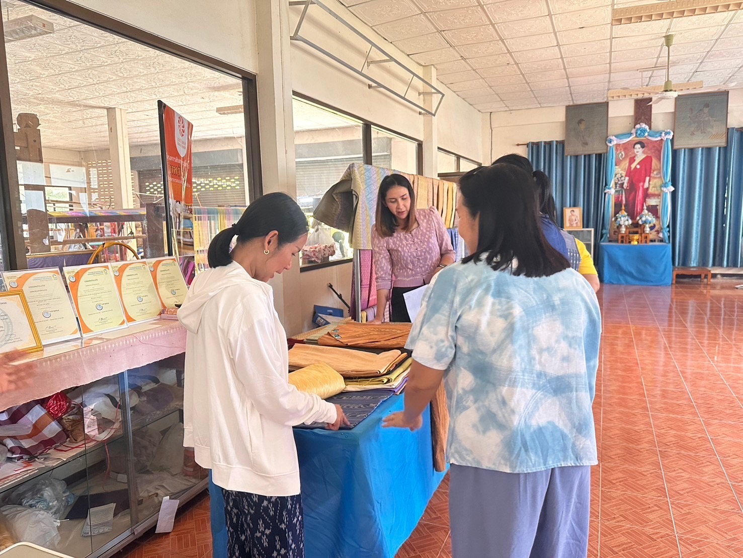 พช.นครพนม   ติดตามการดำเนินงานโครงการทอผ้าไหมเฉลิมพระเกียรติสมเด็จพระเจ้าลูกเธอ เจ้าฟ้าสิริวัณณวรี นารีรัตนราชกัญญา เนื่องในโอกาสทรงเจริญพระชนมายุ ครบ 38 พรรษา 8 มกราคม 2568