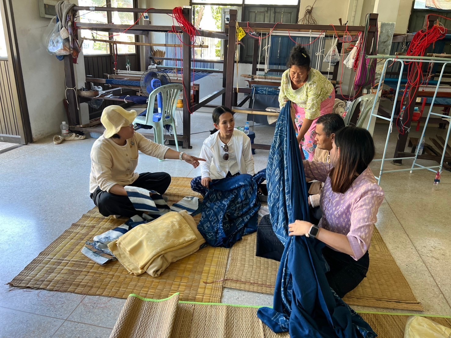 พช.นครพนม   ติดตามการดำเนินงานโครงการทอผ้าไหมเฉลิมพระเกียรติสมเด็จพระเจ้าลูกเธอ เจ้าฟ้าสิริวัณณวรี นารีรัตนราชกัญญา เนื่องในโอกาสทรงเจริญพระชนมายุ ครบ 38 พรรษา 8 มกราคม 2568