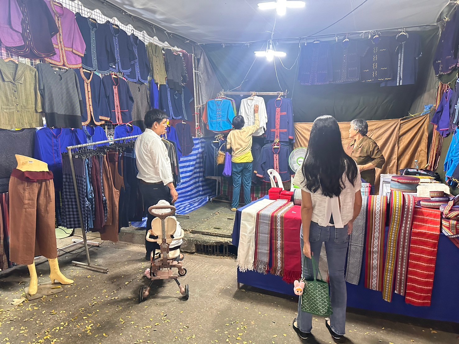 พช. นครพนม   ร่วมจัดเเสดงเเละจำหน่ายสินค้า OTOP ในงานประเพณีไหลเรือไฟและงานกาชาดจังหวัดนครพนม ประจำปี 2567