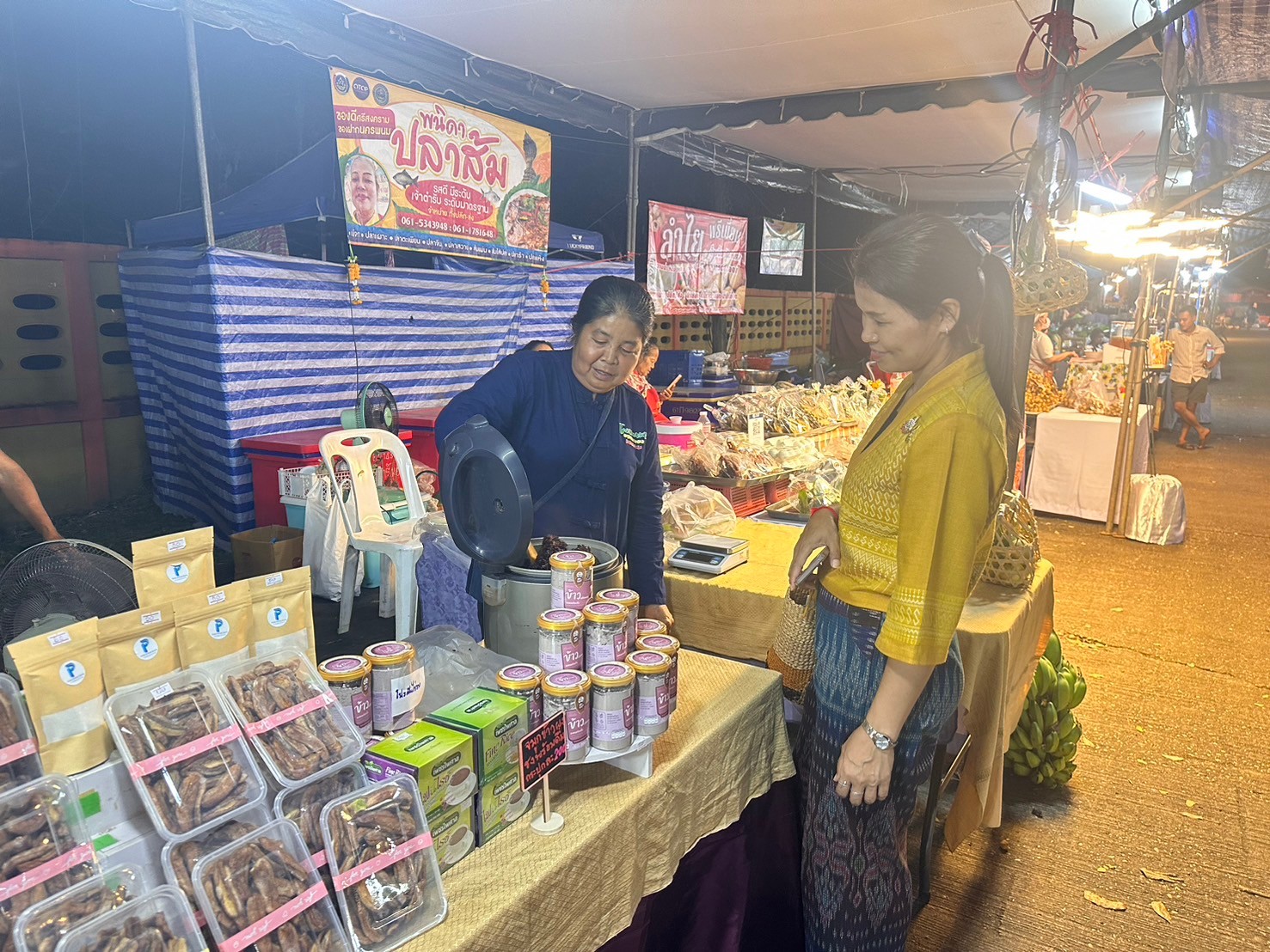 พช. นครพนม   ร่วมจัดเเสดงเเละจำหน่ายสินค้า OTOP ในงานประเพณีไหลเรือไฟและงานกาชาดจังหวัดนครพนม ประจำปี 2567