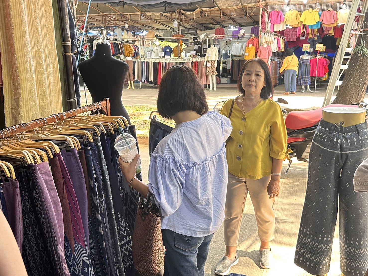 พช. นครพนม   ร่วมจัดเเสดงเเละจำหน่ายสินค้า OTOP ในงานประเพณีไหลเรือไฟและงานกาชาดจังหวัดนครพนม ประจำปี 2567