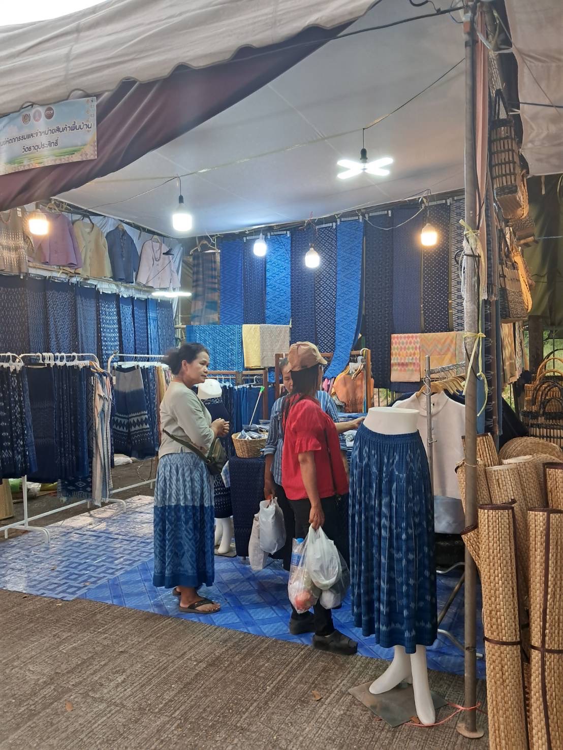 พช.นครพนม   ร่วมจัดเเสดงเเละจำหน่ายสินค้า OTOP ในงานประเพณีไหลเรือไฟและงานกาชาดจังหวัดนครพนม ประจำปี 2567