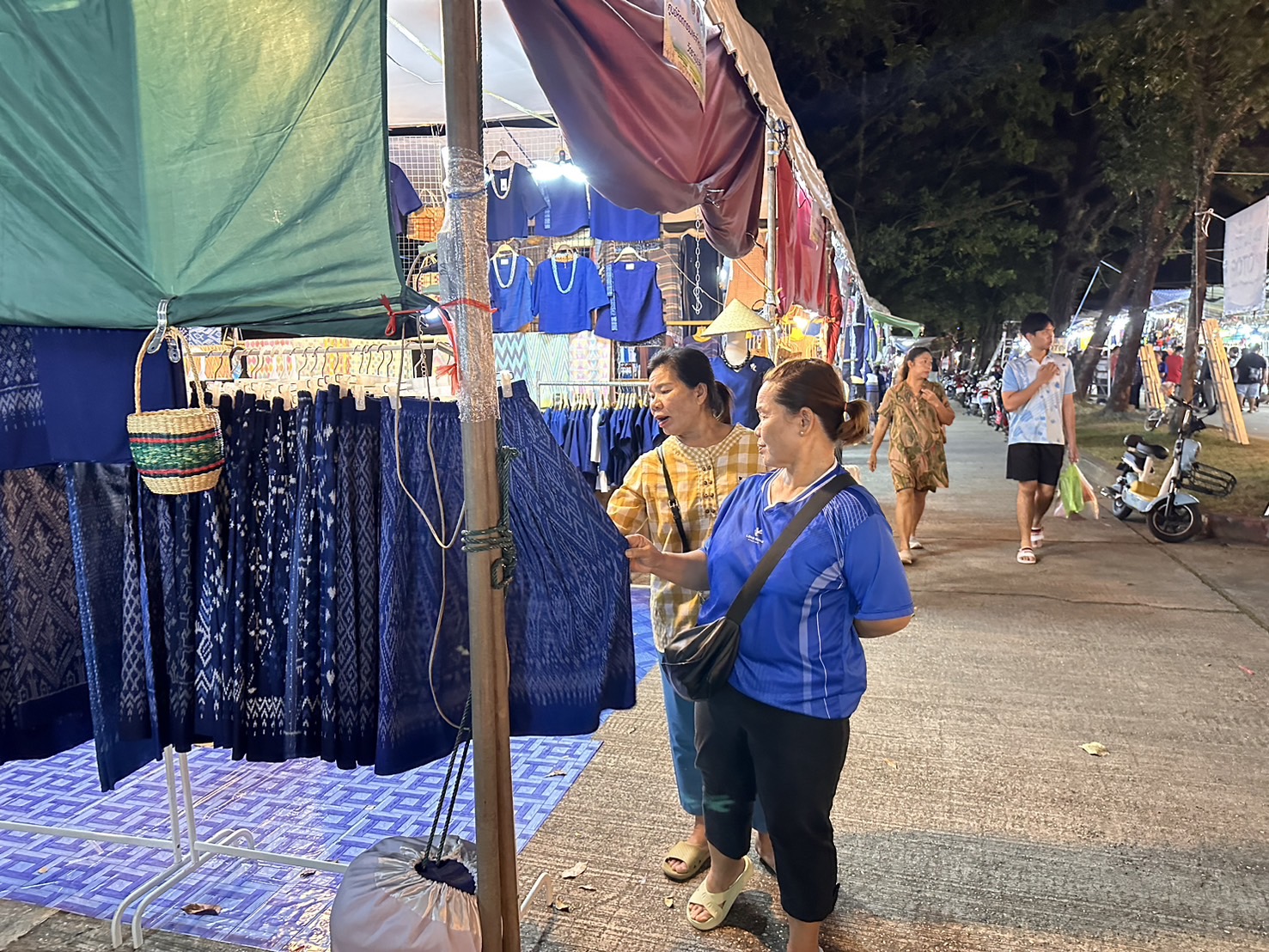 พช.นครพนม   ร่วมจัดเเสดงเเละจำหน่ายสินค้า OTOP ในงานประเพณีไหลเรือไฟและงานกาชาดจังหวัดนครพนม ประจำปี 2567