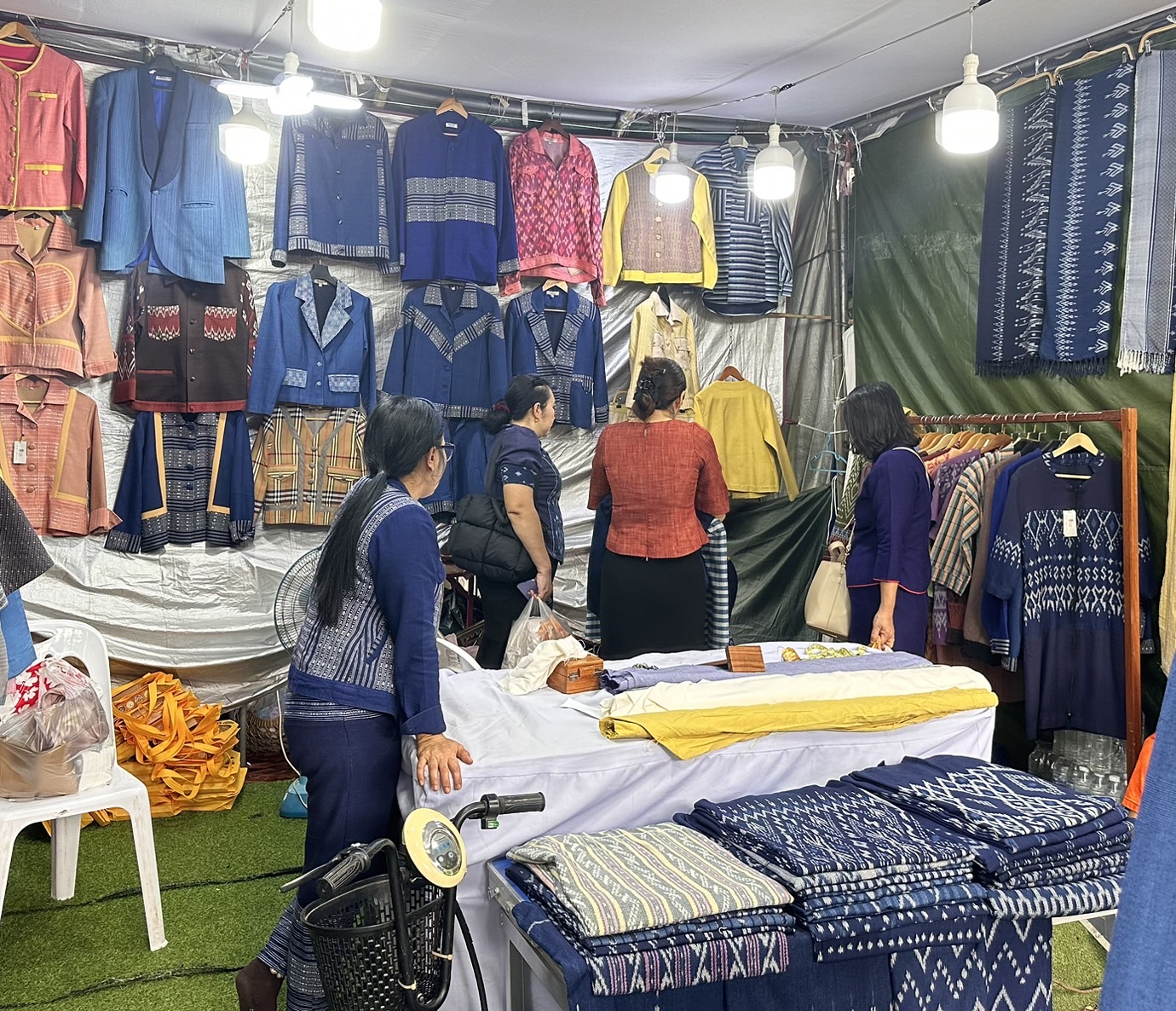 พช.นครพนม   ร่วมจัดเเสดงเเละจำหน่ายสินค้า OTOP ในงานประเพณีไหลเรือไฟและงานกาชาดจังหวัดนครพนม ประจำปี 2567