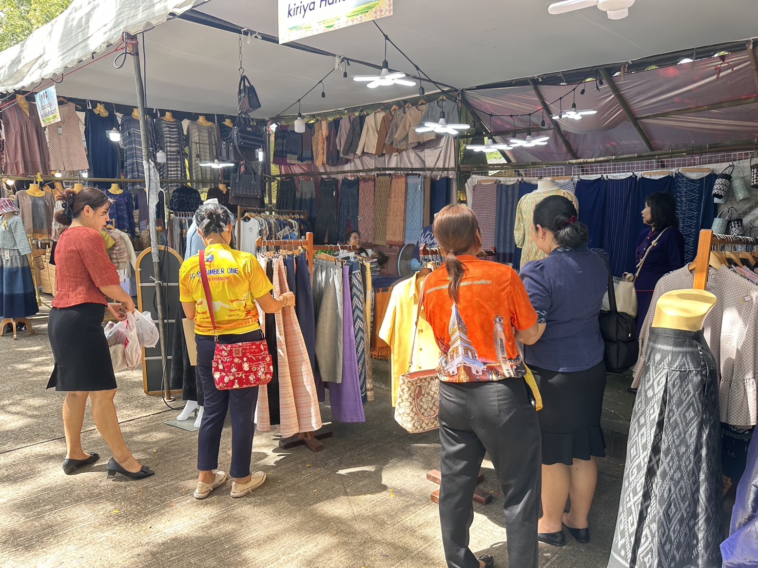 พช.นครพนม   ร่วมจัดเเสดงเเละจำหน่ายสินค้า OTOP ในงานประเพณีไหลเรือไฟและงานกาชาดจังหวัดนครพนม ประจำปี 2567