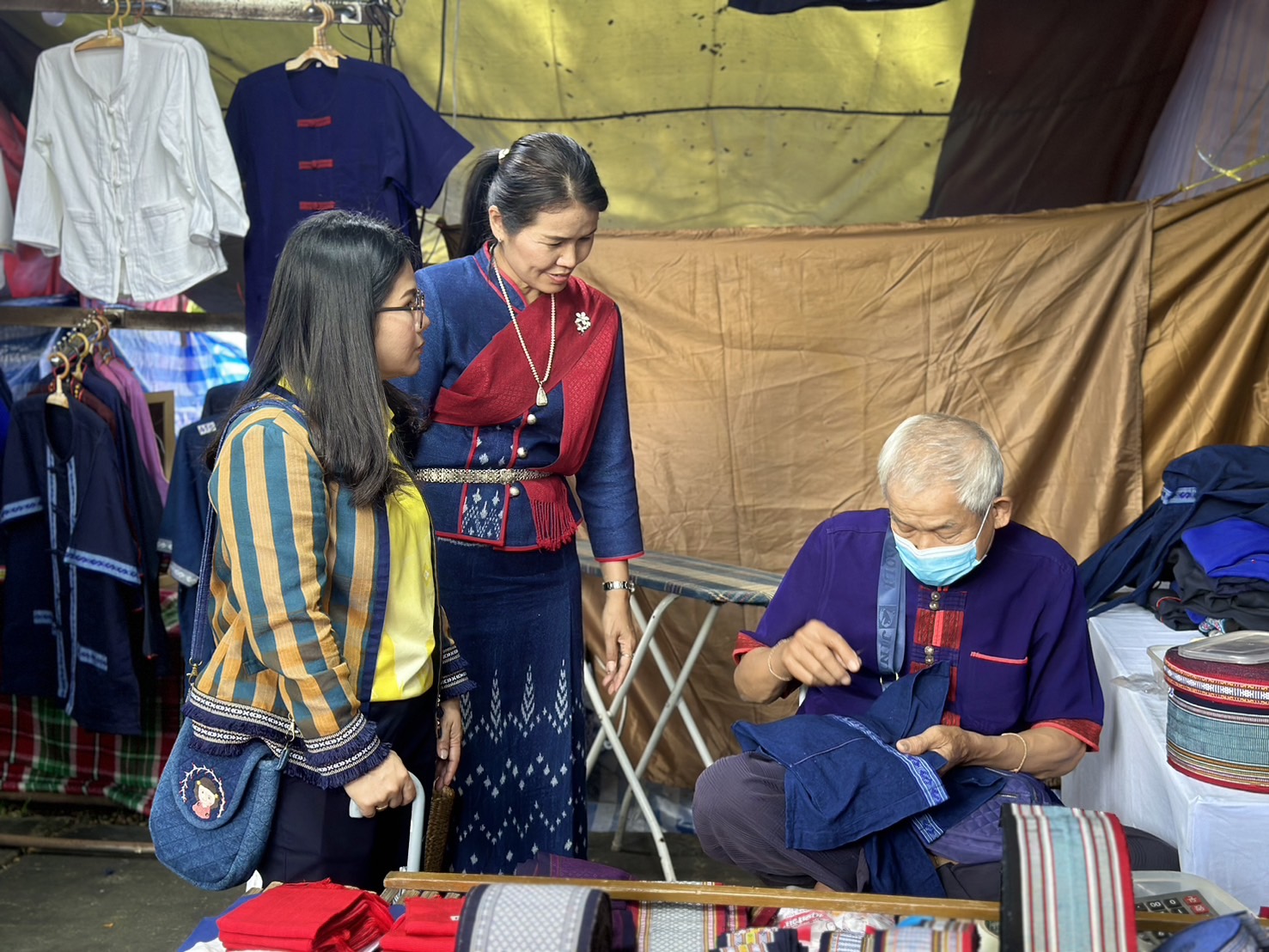 พช.นครพนม   ร่วมจัดเเสดงเเละจำหน่ายสินค้า OTOP ในงานประเพณีไหลเรือไฟและงานกาชาดจังหวัดนครพนม ประจำปี 2567