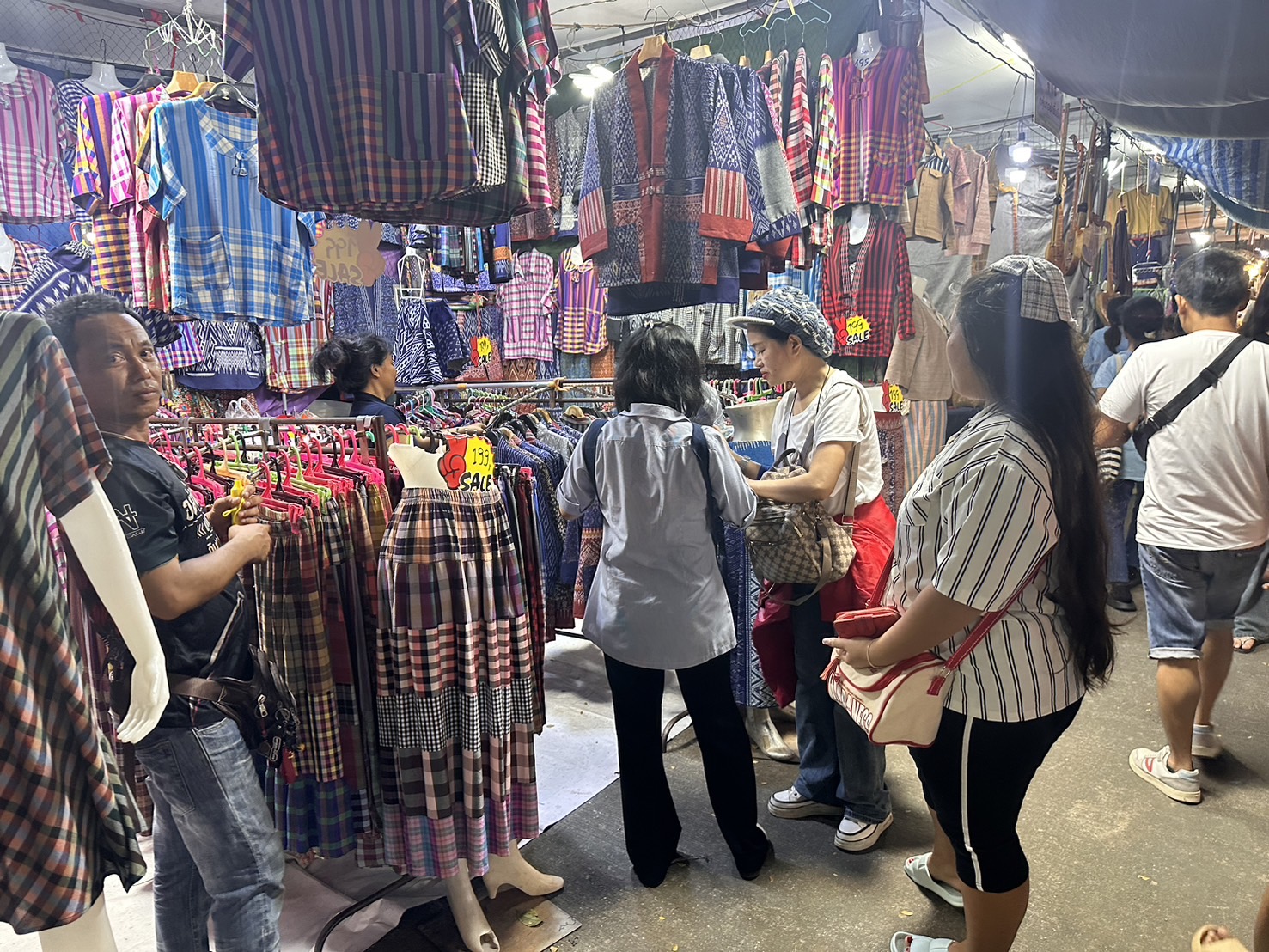 พช.นครพนม   ร่วมจัดเเสดงเเละจำหน่ายสินค้า OTOP ในงานประเพณีไหลเรือไฟและงานกาชาดจังหวัดนครพนม ประจำปี 2567