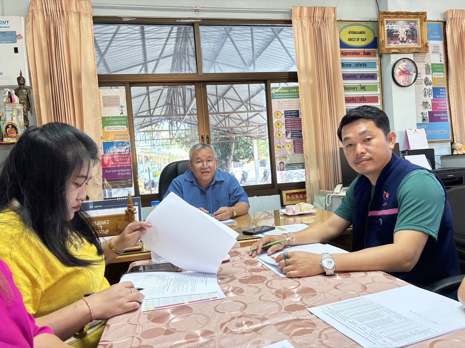 พช.นครพนม ติดตามสนับสนุนการดำเนินงานบริหารจัดการหนี้กองทุนพัฒนาบทบาทสตรี อำเภอธาตุพนม