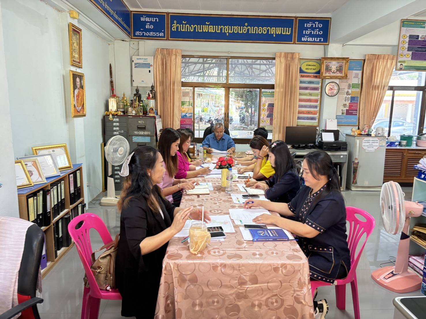 พช.นครพนม ติดตามสนับสนุนการดำเนินงานบริหารจัดการหนี้กองทุนพัฒนาบทบาทสตรี อำเภอธาตุพนม