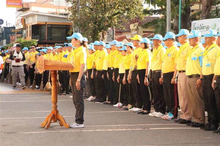 พช.นครพนม ร่วมกิจกรรมจิตอาสา รวมพลคนรักนครพนมทำความสะอาดบ้านเมือง