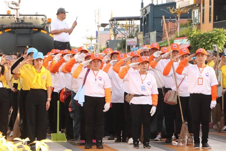 พช.นครพนม ร่วมกิจกรรมจิตอาสา รวมพลคนรักนครพนมทำความสะอาดบ้านเมือง