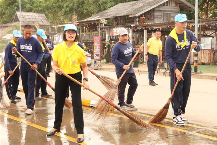 พช.นครพนม ร่วมกิจกรรมจิตอาสา รวมพลคนรักนครพนมทำความสะอาดบ้านเมือง
