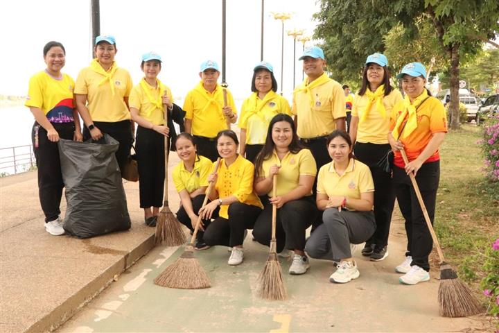 พช.นครพนม ร่วมกิจกรรมจิตอาสา รวมพลคนรักนครพนมทำความสะอาดบ้านเมือง