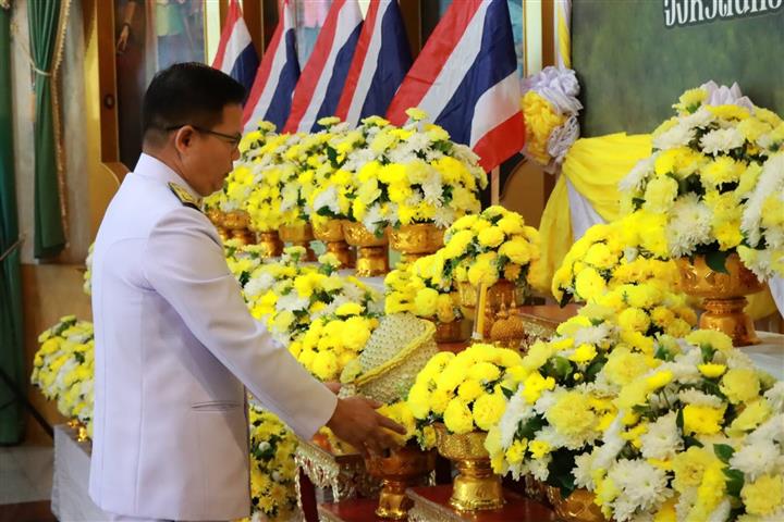 พช.นครพนม ร่วมพิธีวางพานพุ่มดอกไม้สด ถวายสักการะน้อมรำลึกในพระมหากรุณาธิคุณพระบาทสมเด็จพระบรมชนกาธิเบศร มหาภูมิพลอดุลยเดชมหาราช บรมนาถบพิตร เนื่องใน “วันพระบิดาแห่งฝนหลวง” ประจำปี 2567