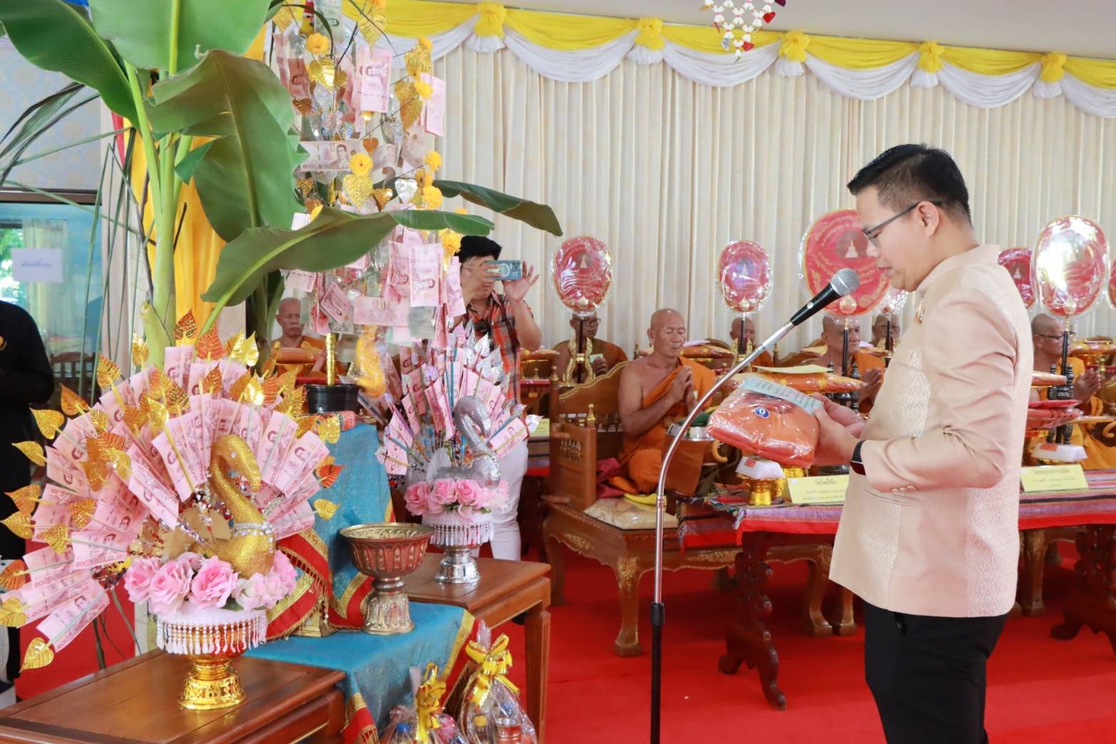 พช.นครพนม ร่วมเป็นเจ้าภาพทอดผ้ากฐินตกค้าง จังหวัดนครพนม ประจำปี 2567