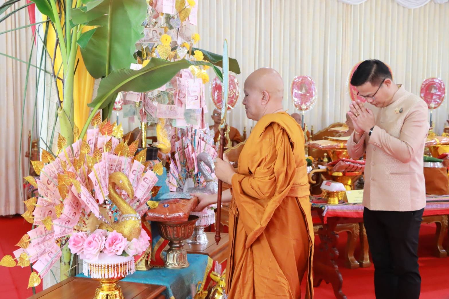 พช.นครพนม ร่วมเป็นเจ้าภาพทอดผ้ากฐินตกค้าง จังหวัดนครพนม ประจำปี 2567