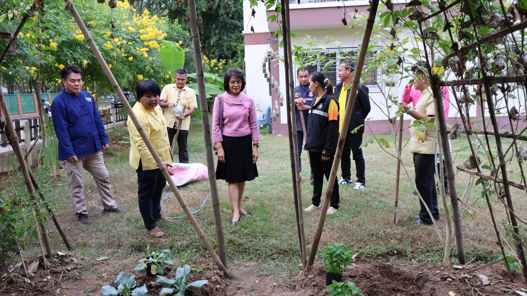รองผู้ว่าฯ นครพนม น้อมนำแนวพระราชดำริของสมเด็จพระกนิษฐาธิราชเจ้า กรมสมเด็จพระเทพรัตนราชสุดาฯ สยามบรมราชกุมารี สู่ปฏิบัติการปลูกผักสวนครัว เพื่อสร้างความมั่นคงทางอาหาร ประจำปีงบประมาณ พ.ศ. 2568 (THE CONCEPTS OF CHANGE FOR 5 G) “ปรับเปลี่ยนดี ชีวีมีสุข”