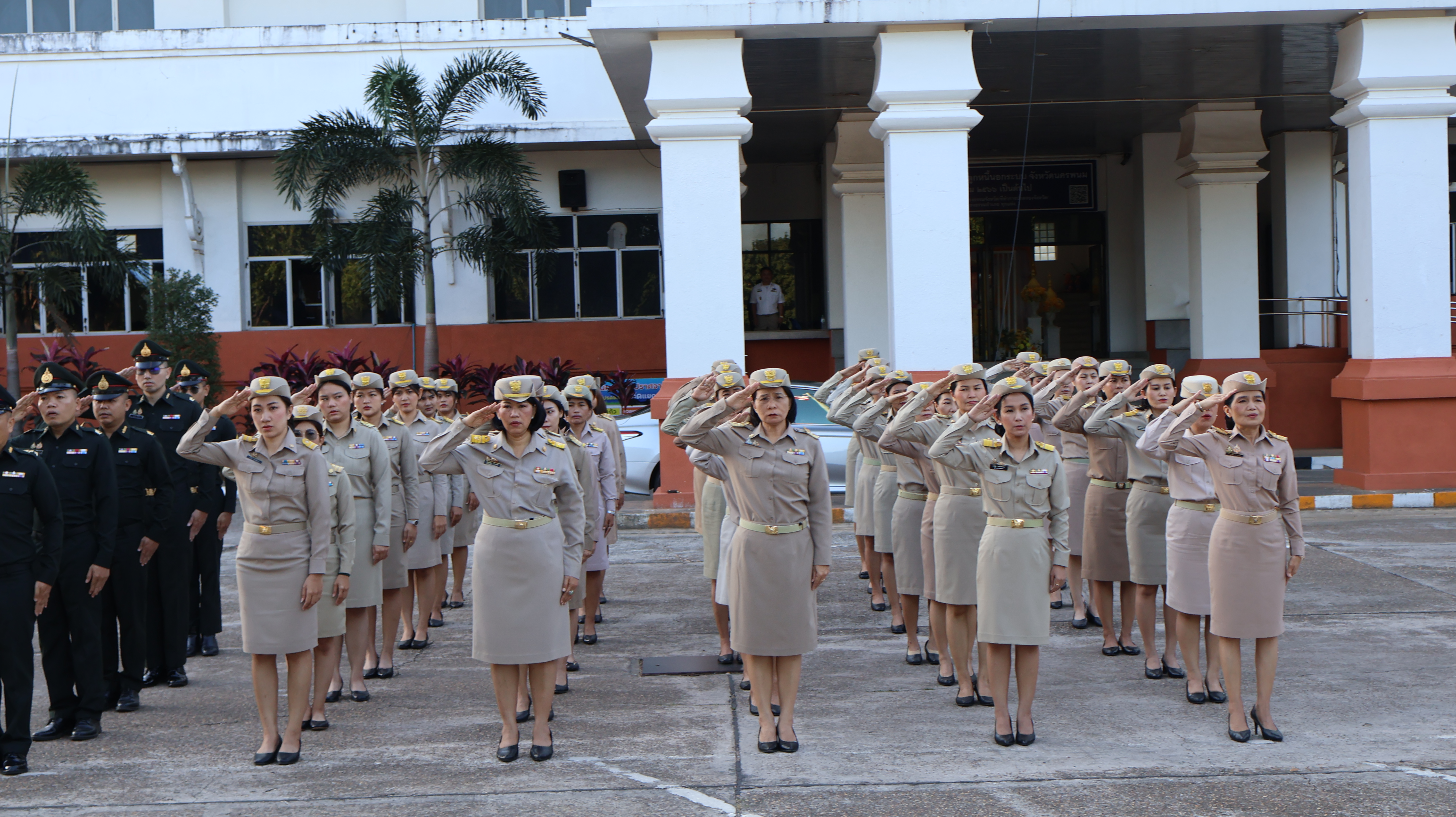 พช.นครพนม ร่วมกิจกรรมเคารพธงชาติ สวดมนต์ไหว้พระ สร้างสำนึกรักและภาคภูมิใจในชาติไทย