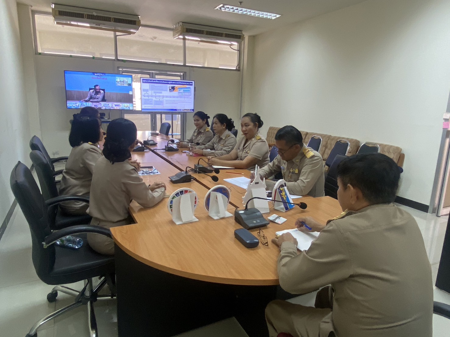พช.นครพนม ร่วมประชุมตัวชี้วัดการประเมินผลการปฏิบัติราชการ กรมการพัฒนาชุมชน ประจำปีงบประมาณ พ.ศ. 2568 ผ่านระบบวีดีทัศน์ทางไกล (Video Conference)