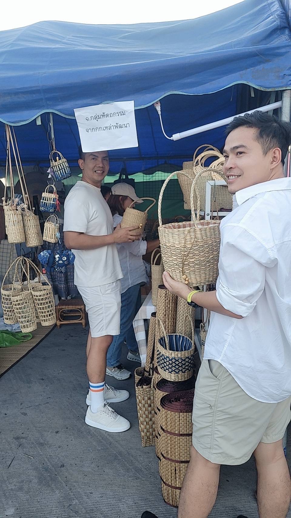 พช.นครพนม สนับสนุน ผู้ผลิต ผู้ประกอบการ OTOP เข้าร่วมแสดงและจำหน่ายสินค้าในงานการแข่งขันเดิน-วิ่ง ข้ามโขง “นครพนม-คำม่วน มาราธอน 2567” ครั้งที่ 6