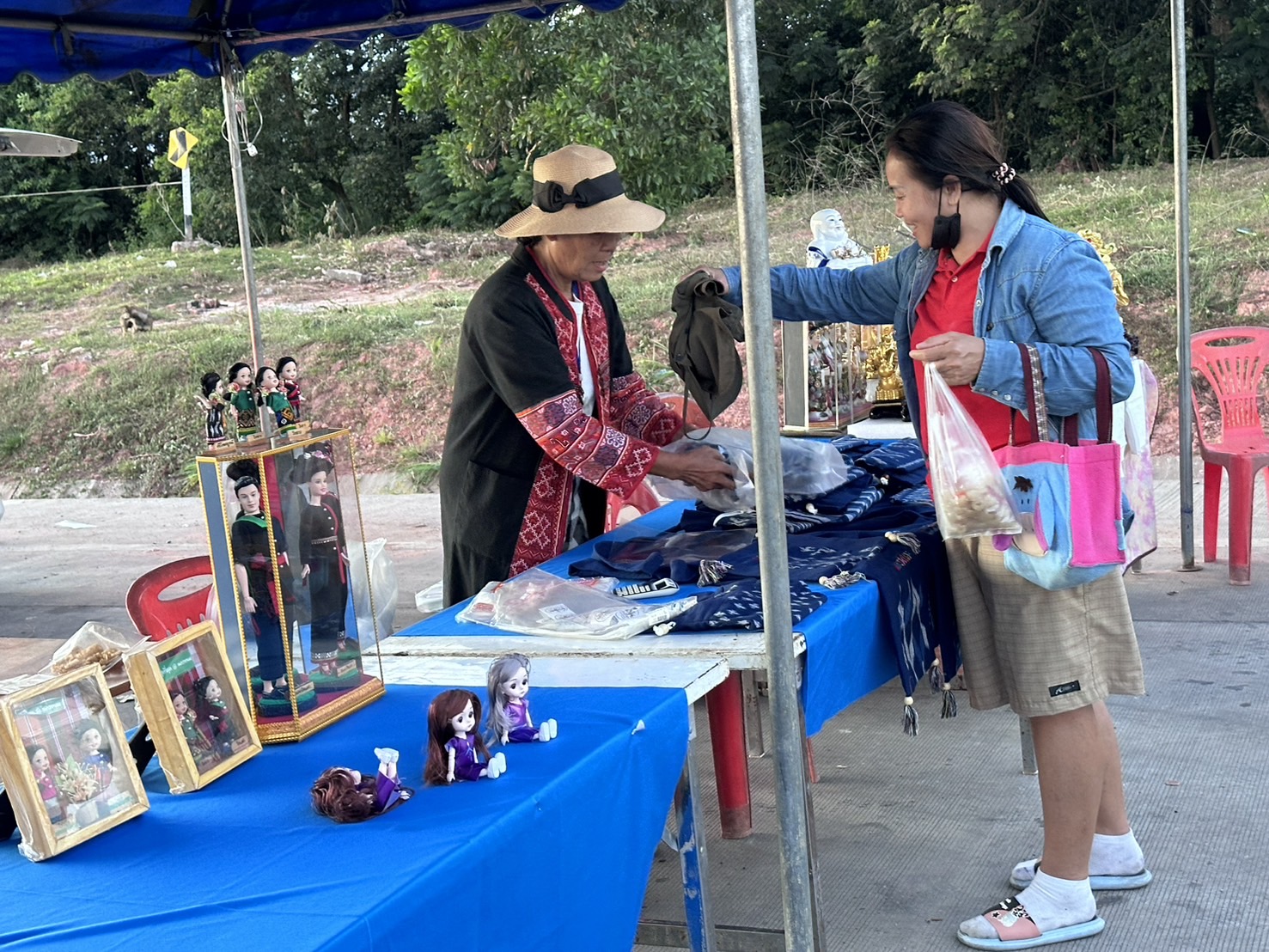 พช.นครพนม สนับสนุน ผู้ผลิต ผู้ประกอบการ OTOP เข้าร่วมแสดงและจำหน่ายสินค้าในงานการแข่งขันเดิน-วิ่ง ข้ามโขง “นครพนม-คำม่วน มาราธอน 2567” ครั้งที่ 6